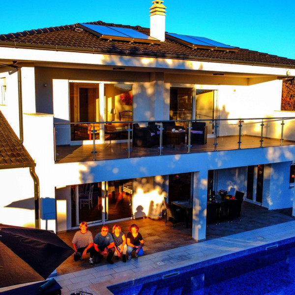 Villa Hedonistra, Villa Hedonistra Batvači