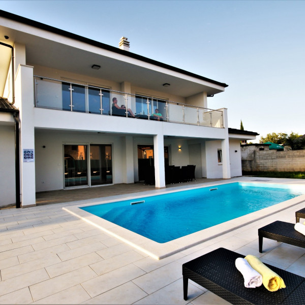 Villa Hedonistra, Villa Hedonistra Batvači